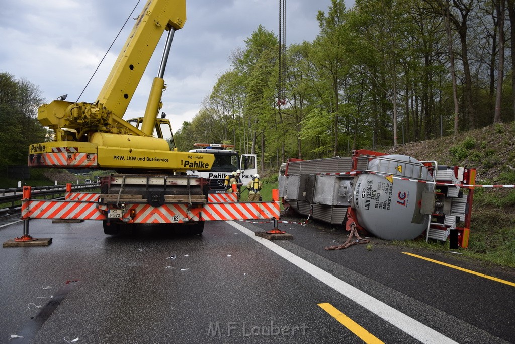 VU Gefahrgut LKW umgestuerzt A 4 Rich Koeln Hoehe AS Gummersbach P358.JPG - Miklos Laubert